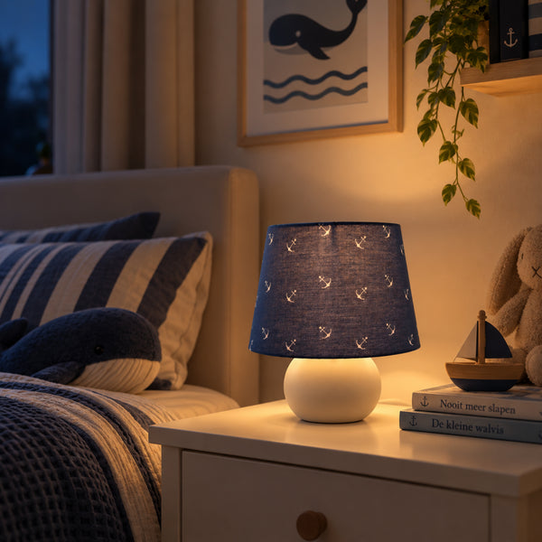 Die Anker Tischleuchte in Blau, Weiß und Sand bringt modernes Flair in jeden Raum. Ein echter Blickfang auf jedem Tisch.