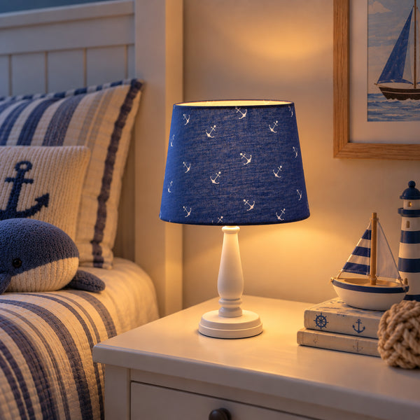 Die Anker Tischleuchte in Blau und Weiß vereint modernes Japandi-Design. Perfekt für eine entspannte Atmosphäre im Zuhause.
