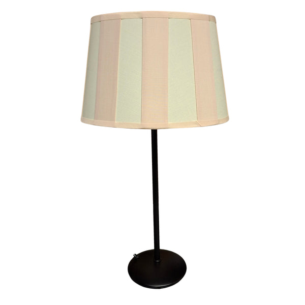Der cremefarbene Lampenschirm der Serie Balken bringt warmes Licht in jeden Raum. Perfekt für einladende Atmosphären.