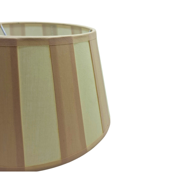 Eleganter Lampenschirm in Creme für die Balkenserie. Verleiht jedem Raum ein warmes und einladendes Ambiente.