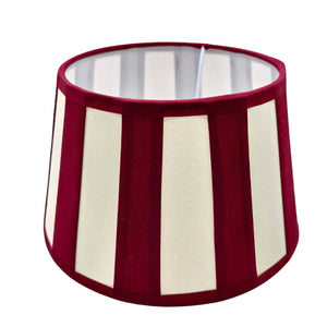 Balken Lampenschirm in Rot und Creme setzt de Akzente in minimalistischen Wohnräumen. Ideal für eine einladende Atmosphäre.
