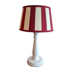 Der rot-cremefarbene Lampenschirm der Serie Balken begeistert mit seinem schlichten Design.