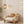 Die beige Woven Pendelleuchte sorgt für eine gemütliche Atmosphäre und setzt raffinierte Akzente im modern eingerichteten
