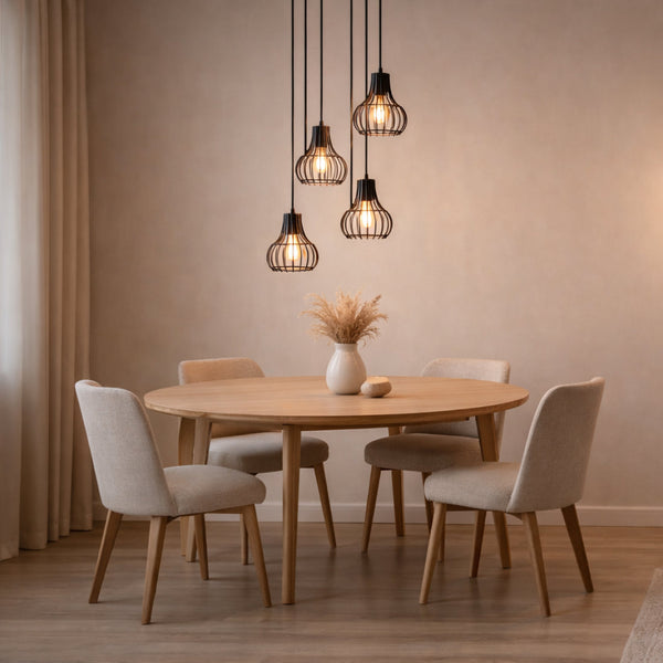 Die schwarze Goccia Pendelleuchte mit fünf Lichtquellen setzt moderne Akzente.