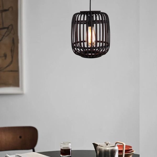 Die schwarze Woven Pendelleuchte aus Bambus bringt modernes Flair in jeden Raum. Ideal für stimmungsvolle Abendatmosphäre.