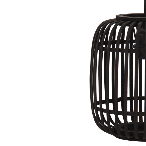 Die schwarze Woven Pendelleuchte aus Bambus präsentiert modernes Design in stilvoller Form. Ideal für kreative Raumkonzepte.
