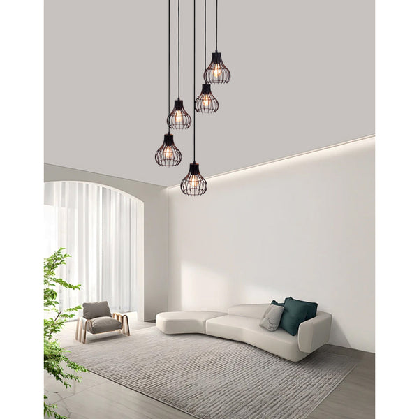 Detailaufnahme der modernen, schwarzen Goccia Pendelleuchte mit fünf Lichtquellen. Ideal für stilvolle Akzente im Wohnraum.