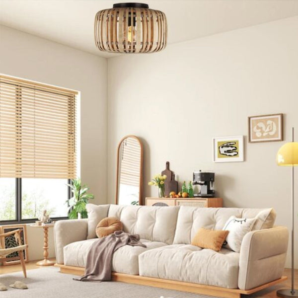 Detailaufnahme der braunen Rattan Deckenleuchte. Ihr natürlicher Look bringt ein warmes, einladendes Ambiente in jeden Raum.