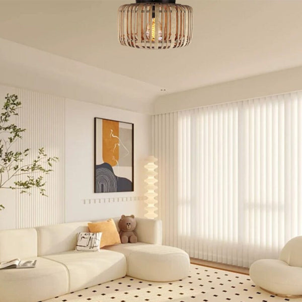 Die braune Rattan-Deckenleuchte bringt ein warmes, einladendes Ambiente in jeden Raum. Perfekt für gemütliche Abende.
