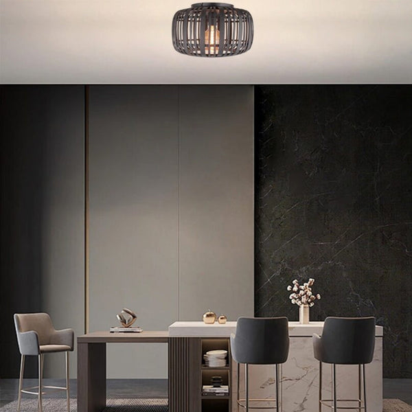 Die schwarze Rattan Deckenleuchte von Various bringt ein wohnliches Flair in jeden Raum. Ideal für gemütliche Abende.