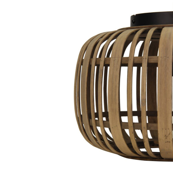 Detailansicht der braunen Rattan Deckenleuchte. Sie bringt ein warmes, natürliches Ambiente in jeden Raum.