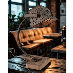 Die rustikale Tischleuchte vereint schwarzes Metall und Holz in einem industriellen Design. Perfekt für stilvolle Akzente.