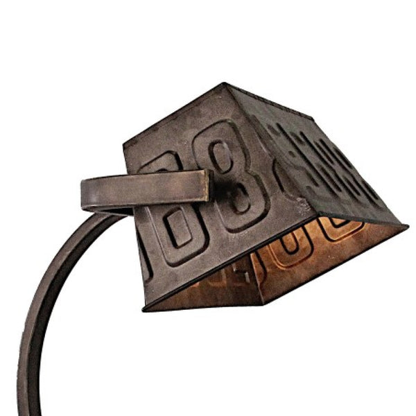 Detailaufnahme der rustfarbenen Tischleuchte im industriellen Design.
