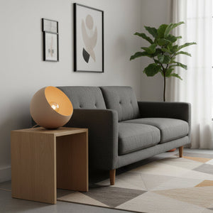 Die cremefarbene Tischleuchte Sfera bringt modernes Flair in jeden Raum.