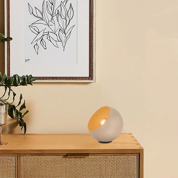 Detaillierte Ansicht der modernen Tischleuchte Sfera in cremigem Sandton. Sie bringt Eleganz und Wärme in jedes Zuhause.