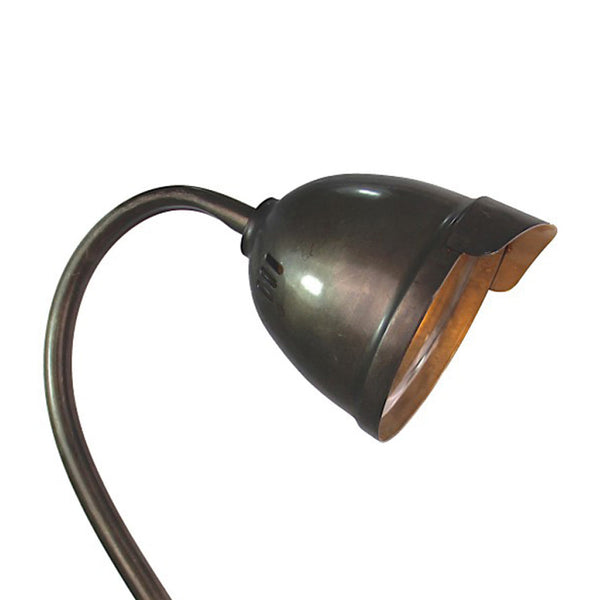 Detaillierte Ansicht der schwarzen Vintage Tischleuchte. Ihr industrielles Design bringt Charakter in jeden Raum.