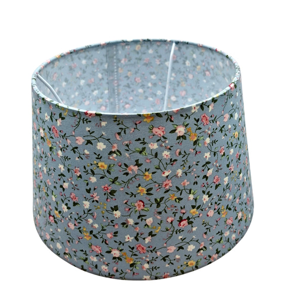 Heller blauer Lampenschirm mit Blumenmuster aus Chintz. Perfekt für ein gemütliches, bohemian Flair in Ihrem Zuhause.