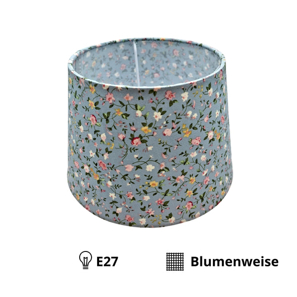 Hellblauer Lampenschirm mit blühendem Design im Bohemian-Stil. Ideal für ländliche Akzente in jedem Wohnraum.
