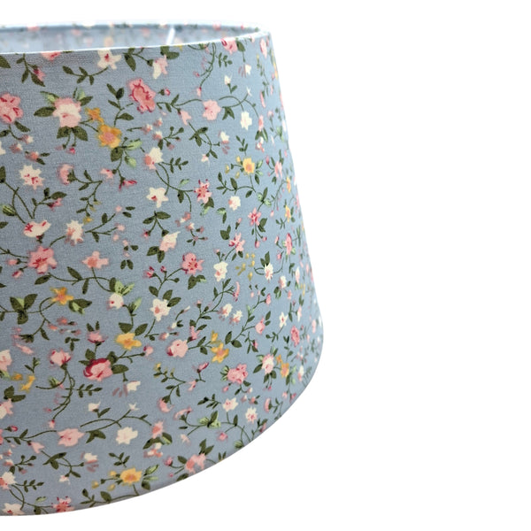 Hellblauer Lampenschirm mit floralen Motiven im Bohemian-Stil. Er verleiht jedem Raum einen charmanten, vintage Touch.