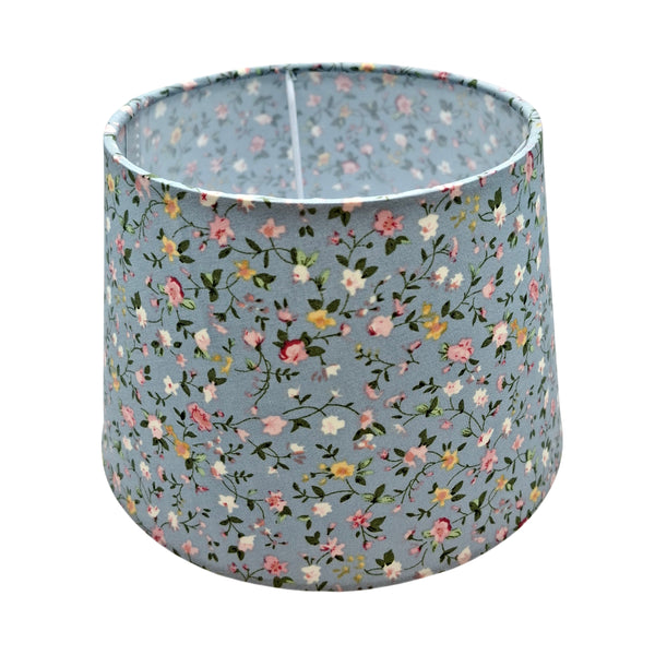 Der hellblaue Lampenschirm mit Blumenmotiv bringt einen Hauch von Boho-Charme in Ihr Zuhause.