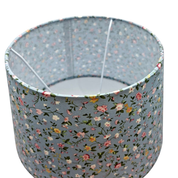 Der hellblaue Lampenschirm aus Chintz verleiht jedem Raum einen bohemian Vintage-Charme.