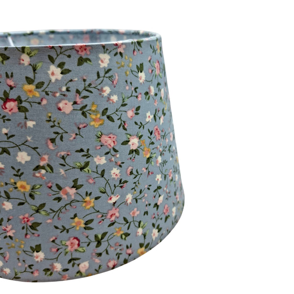 Der hellblaue Lampenschirm aus der Blumen-Serie bringt bohemian Flair in jeden Raum.