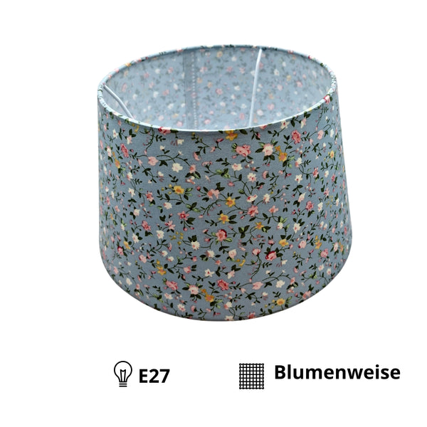 Der hellblaue Lampenschirm mit Blumenmuster verleiht jedem Raum einen Hauch von Bohemian-Charme.
