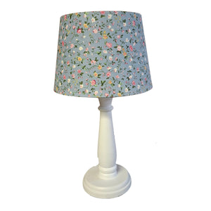 Helleblaue Lampenschirm mit floralen Motiven. Verleiht jedem Raum einen charmanten, bohemian Touch.