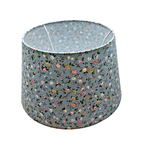 Hellblauer Lampenschirm mit floralen Mustern verleiht jedem Raum einen bohemian-vintage Charme.