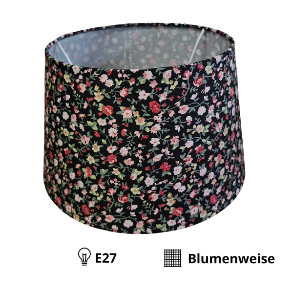 Der schwarze Lampenschirm mit Blumenmuster verleiht jedem Raum einen Hauch von Bohemian-Charme und Vintage-Flair.