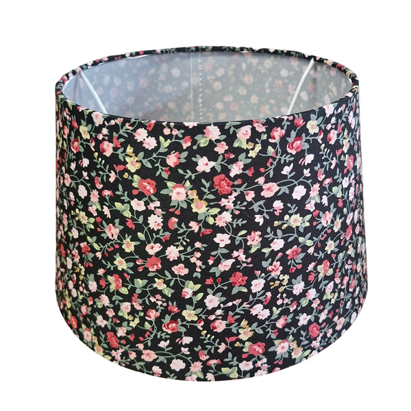 Der schwarze Lampenschirm mit Blumenmuster verleiht jedem Raum einen bohemian Vintage-Charme.
