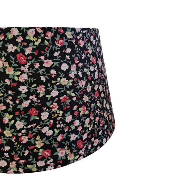 Der schwarze Lampenschirm mit Blumenmuster bringt einen Hauch von Bohemian-Vintage in jeden Raum. Ideal für kreative Akzente.