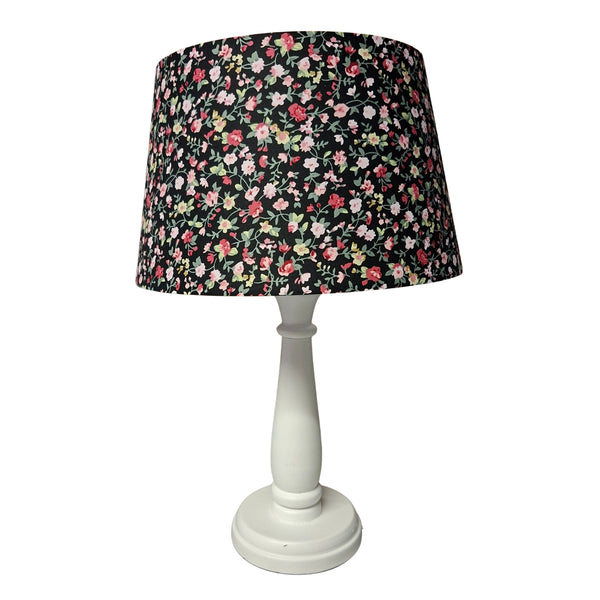 Der schwarze Lampenschirm mit Blumenmuster verleiht jedem Raum einen bohemian-vintage Charme. Ideal für kreative Akzente.