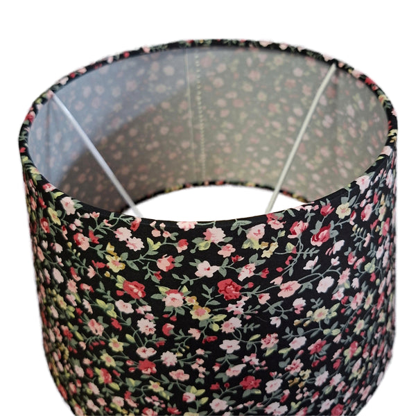 Der schwarze Lampenschirm Blumen verleiht jedem Raum einen bohemian Vintage-Charme. Ideal für stilvolle Lichtakzente.