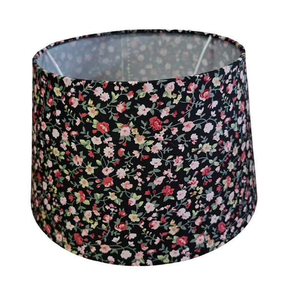 Der schwarze Lampenschirm mit Blumenmuster zaubert einen bohemian Vintage-Charme in jeden Raum.