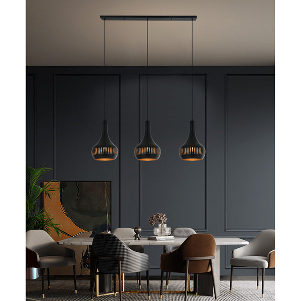 Schwarze Pendelleuchte Canna aus Metall bringt modernen Chic in Ihre Räume. Ideal für stimmungsvolle Akzente über Tischen.