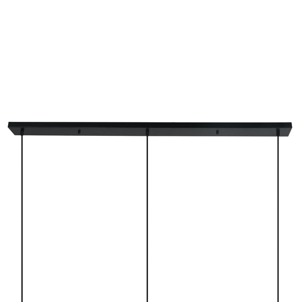 Die schwarze Pendelleuchte Canna beeindruckt mit modernem Metall-Design und setzt stilvolle Akzente über jedem Tisch.