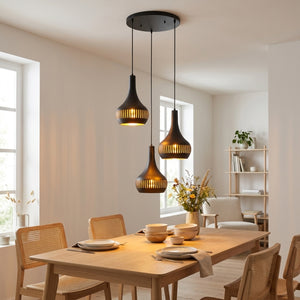 Die schwarze Pendelleuchte Canna besticht durch ihr modernes Design. Perfekt für eine stilvolle Atmosphäre im Essbereich.