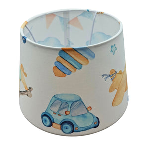 Der offwhite Lampenschirm aus der Cars-Serie verleiht ländlichen Räumen eine harmonische Note. Ideal für gemütliche Abende.