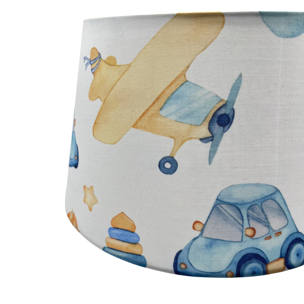 Der charmante Lampenschirm Cars in Offwhite, Blau und Gold verleiht jedem Raum einen Hauch von bohemian Flair.