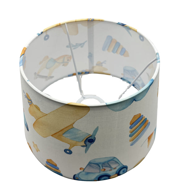 Der charmante Lampenschirm Cars in Offwhite, Blau und Gold bringt eine bohemian Note in jeden Raum.