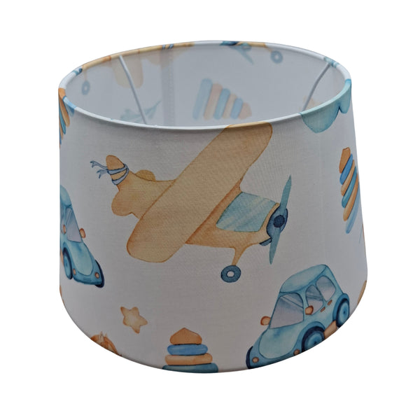 Eleganter Lampenschirm in Offwhite, Blau und Gold für einen bohemian Touch. Ideal für eine stilvolle Beleuchtung im Raum.