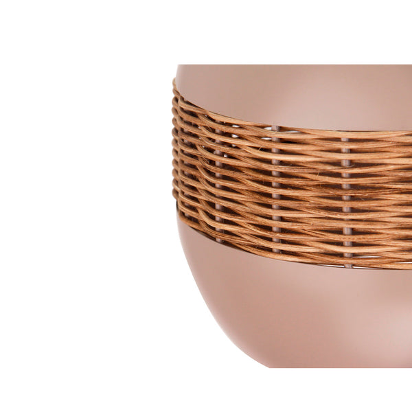 Detailansicht der taupefarbenen Pendelleuchte Caserta aus Rattan. Ihr rustikales Design bringt Gemütlichkeit in jeden Raum.