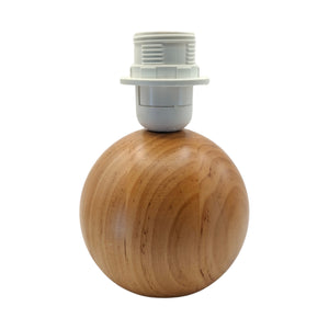 Der braune Lampenfuß aus Holz begeistert mit seiner schlichten Eleganz. Perfekt für individuelle Lichtgestaltungen.
