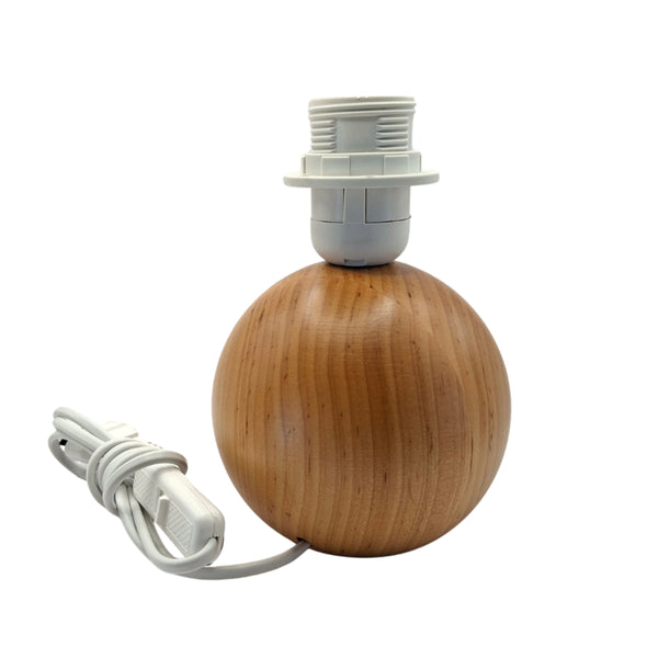 Detaillierte Aufnahme des braunen Lampenfußes aus Holz. Ideal für eine schlichte Beleuchtung in deinem Zuhause.