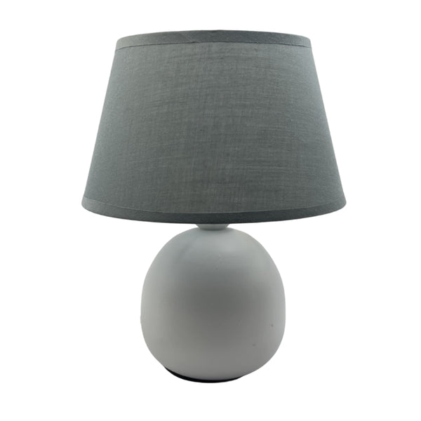 Der elegante Lampenfuß in Weiß mit 15 cm Höhe bringt zeitlose Einfachheit in jedes Ambiente. Perfekt für vielfältige Lampen.