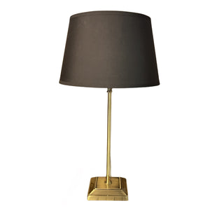 Der bronzene Lampenfuß T-80 von Various verleiht klassischen Räumen einen eleganten Akzent. Ideal für stilvolle Tischlampen.