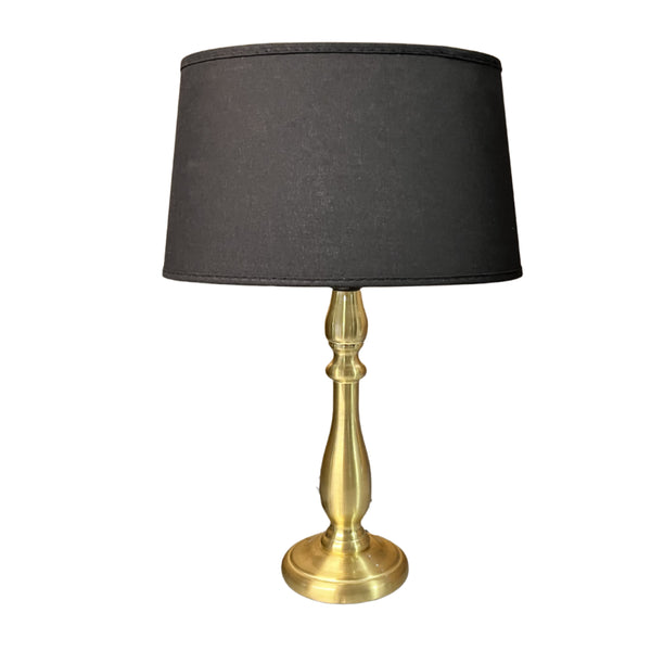 Der elegante Lampenfuß in Messing bringt einen Hauch von Luxus in Ihr Zuhause. Perfekt für individuelle Leuchtenkreationen.