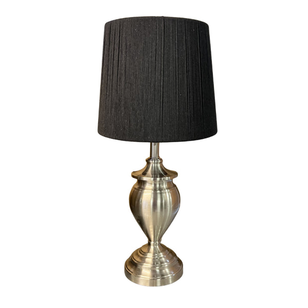 Der nickelneue Lampenfuß von Various überzeugt durch modernes Design. Perfekt für eine stilvolle Tischlampe in jedem Raum.