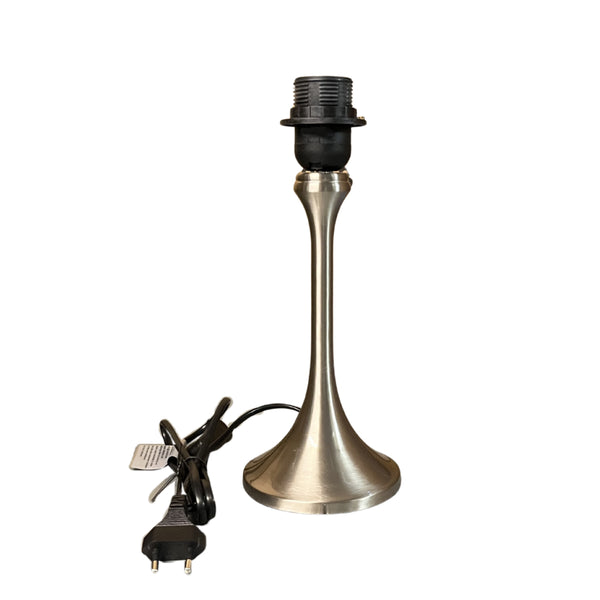 Detailansicht des eleganten Lampenfußes in Nickel. Perfekt für moderne Leuchten und stilvolle Akzente in jedem Raum.